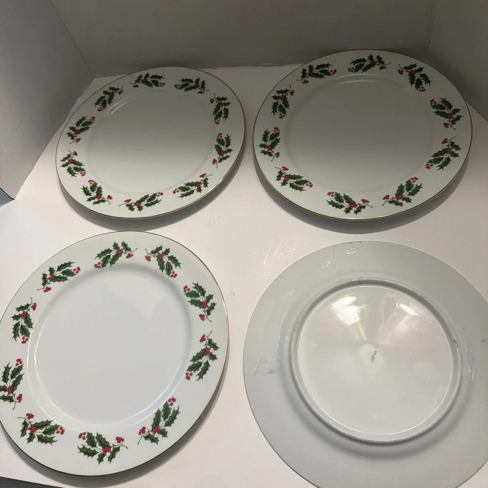 Vintage Christmas Holly Berry Dinner Plates Set of 8 Japan Gold Trim 10.5